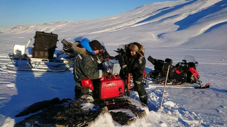 Biolog Eva Fuglei på feltarbeid på Svalbard i fjor, for å montere lyttebokser som registrerer svalbardrype på vinterstid.