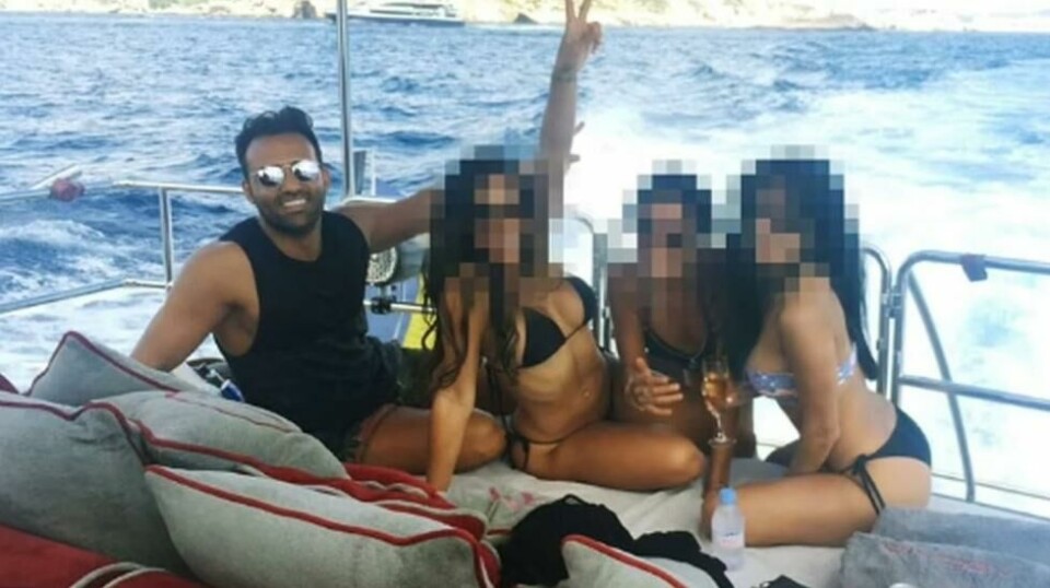 Her er Aram Sheibani (40) avbildet på en båt sammen med tre anonymiserte kvinner.