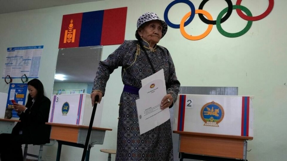En eldre mongolsk kvinne i stemmelokalet i Ulan Bator fredag morgen. Flere hadde pyntet seg i anledning valget. Mongolia har kun vært et demokrati siden 1990. Foto: Ng Han Guan / AP / NTB