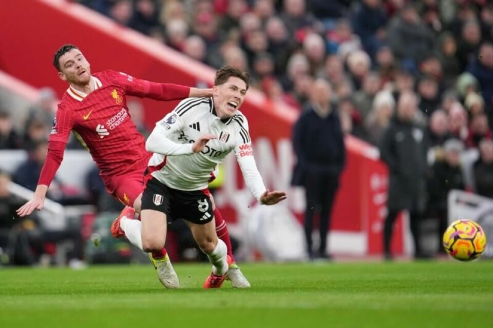 Andy Robertson pådro seg rødt kort hjemme mot Fulham lørdag.