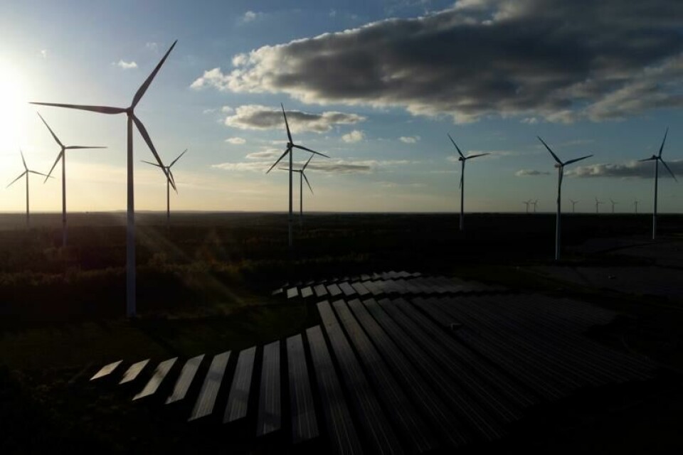 Solceller og vindturbiner i et anlegg nær Klettwitz i det østlige Tyskland.
