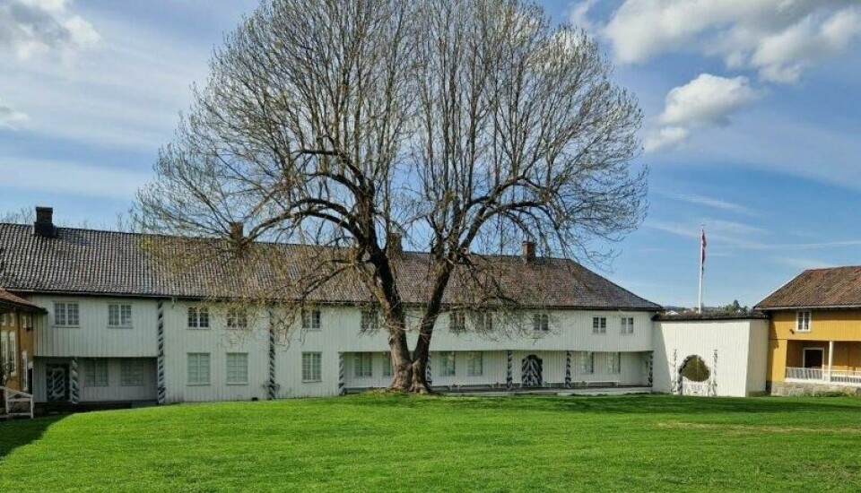 Ordfører Tollefsens mål er så sy sammen en pakke for turistene, der Sem kan inngå. For i Øvre Eiker ligger herregården Fossesholm fra 1540, i dag museum. De har Nøstetangen glassmuseum og Norsk motorhistorisk senter. Hver sommer arrangeres middelalderdager ved Fiskum kirke, også innenfor kommunegrensene. Ordfører Tollefsens mål er så sy sammen en pakke for turistene, der Sem kan inngå. For i Øvre Eiker ligger herregården Fossesholm fra 1540, i dag museum. De har Nøstetangen glassmuseum og Norsk motorhistorisk senter. Hver sommer arrangeres middelalderdager ved Fiskum kirke, også innenfor kommunegrensene. Foto: Nina Kristiansen