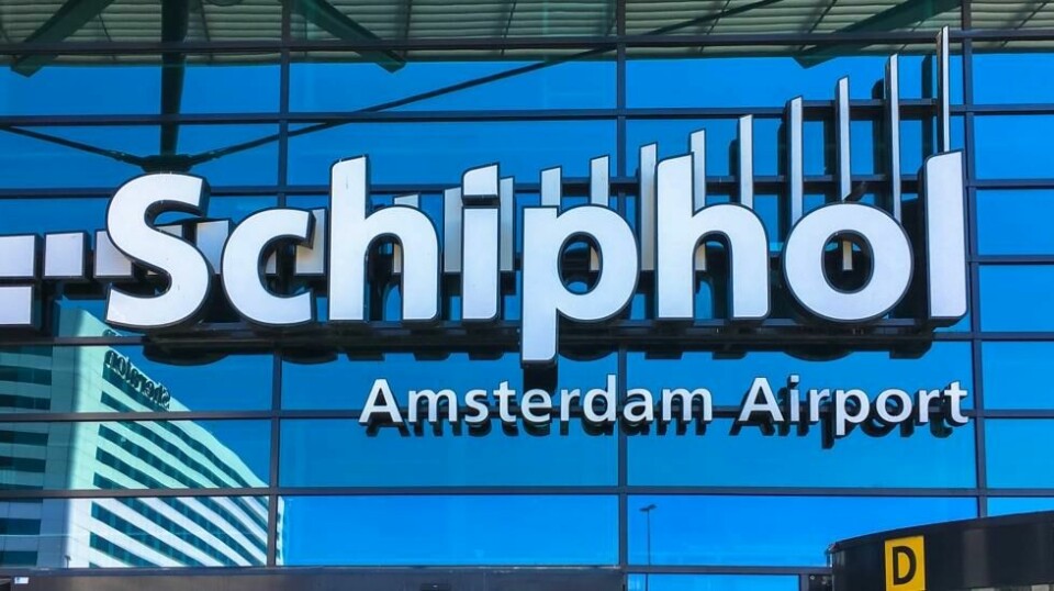 Flyselskapet KLM og luftfartsorganisasjonen IATA misliker at Schiphol lufthavn i Amsterdam skal stramme inn aktiviteten med 60 000 flyvninger årlig.