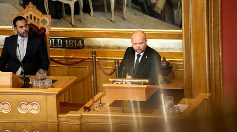 Finansminister Trygve Slagsvold Vedum (Sp) under finanstalen i Stortinget mandag. Han sa ingenting om at regjeringen i tillegg til uttaket av oljefondet 460 milliarder fra også henter 11,7 milliarder fra Statens pensjonsfond Norge. Foto: Thomas Fure / NTB