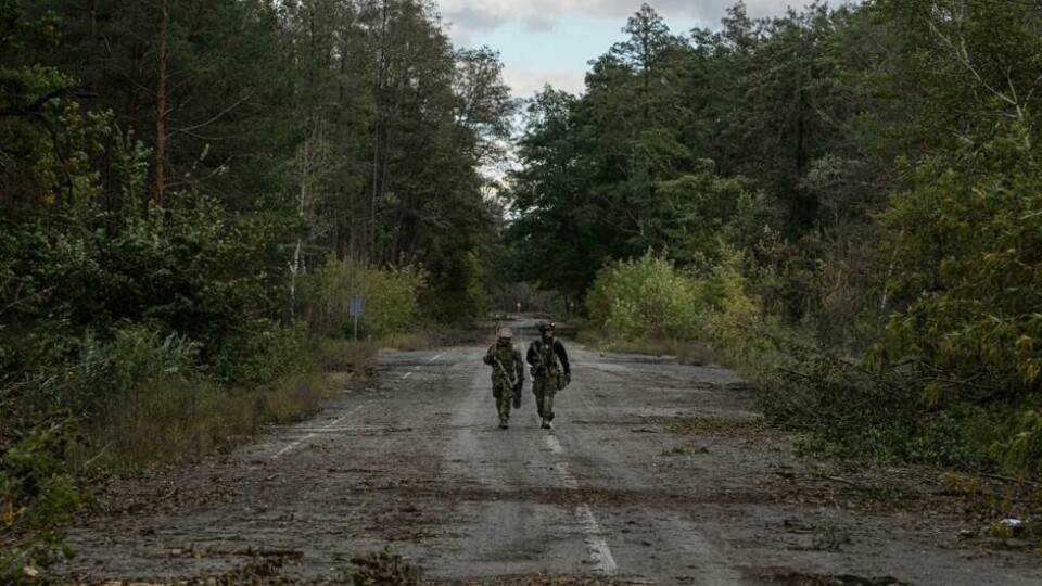 Ukrainske soldater leter etter sine drepte medsoldater langs veiene rundt Lyman. Ukrainske soldater leter etter sine drepte medsoldater langs veiene rundt Lyman. Foto: Evgeniy Maloletka / AP/NTB