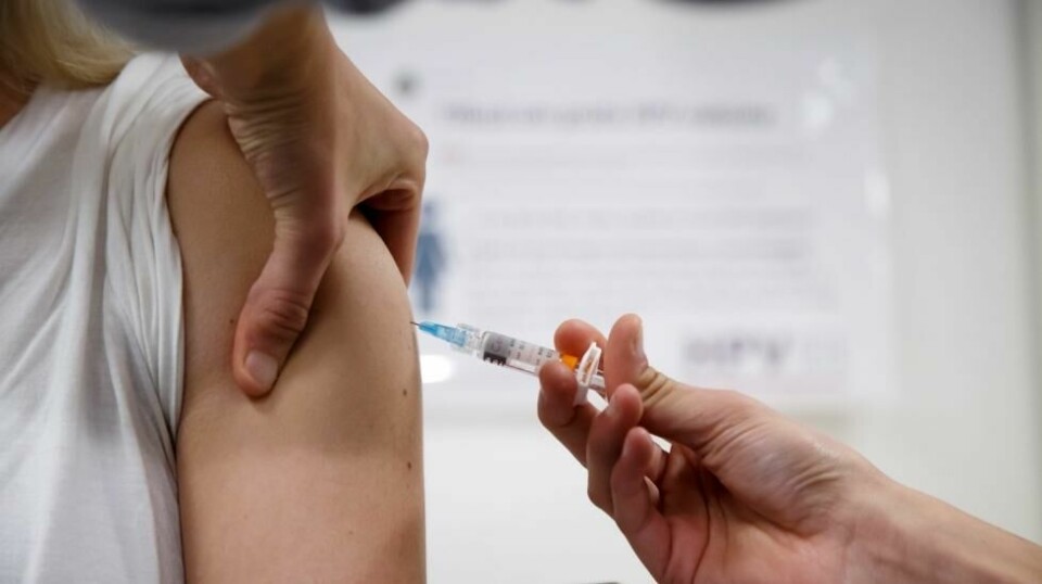 En kvinne får en sprøyte med HPV-vaksine.