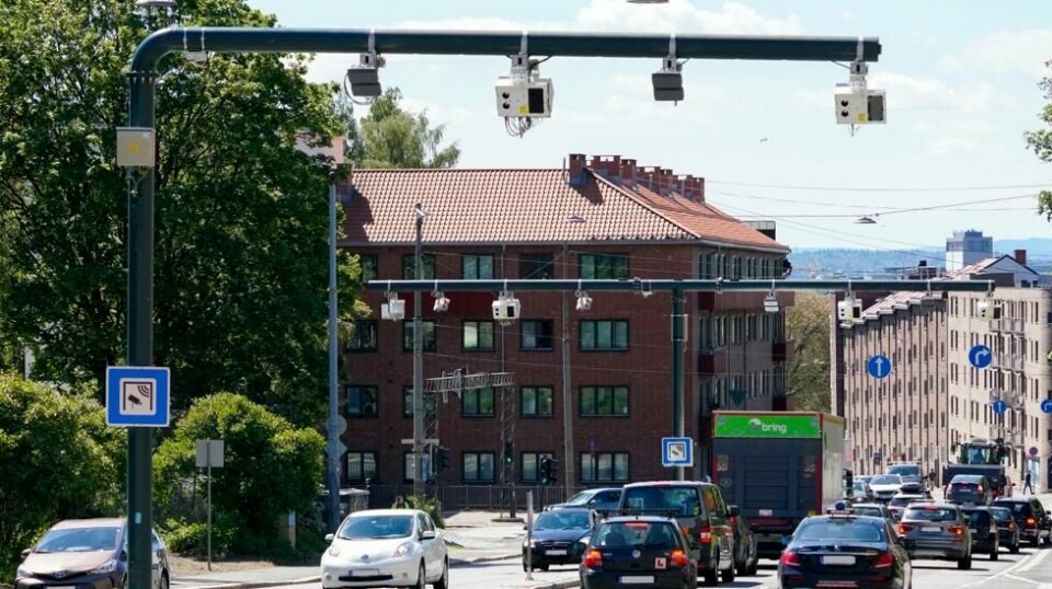 Veiprising kan erstatte en rekke bilavgifter, inkludert bompenger. Prisingen vil bedre reflektere de faktiske kostnadene bilkjøring påfører samfunnet. Det vil for eksempel bli dyrere å kjøre bil i byene enn i distriktene, og dyrere i rushtid enn utenom rushtid. Bildet viser en bomstasjon i Oslo.