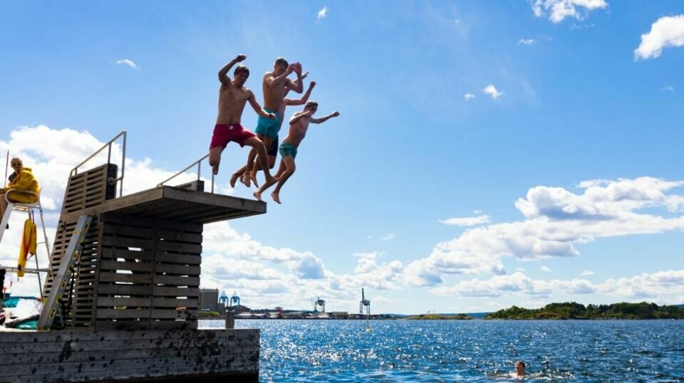 Det er ikke alltid det er en fryd å hoppe i havet. Dette er bildet er tatt på Sørenga i Oslo. Foto: Gorm Kallestad / NTB scanpix