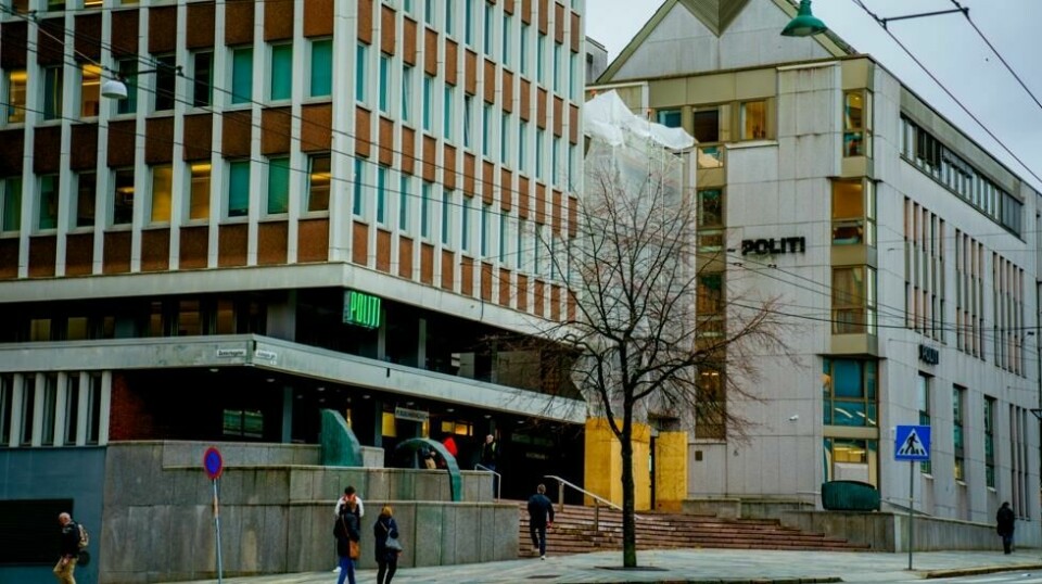 Folk på gata utenfor Bergen politistasjon. Vest politidistrikt fikk varsel om at noen i regionen hadde lastet ned overgrepsmateriale. Det viste seg å være snakk om en mann som soner en dom for overgrep mot flere barn. Foto: Stian Lysberg Solum / NTB