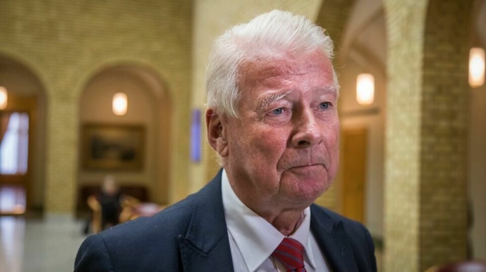 Carl I. Hagen i Vandrehallen på Stortinget.