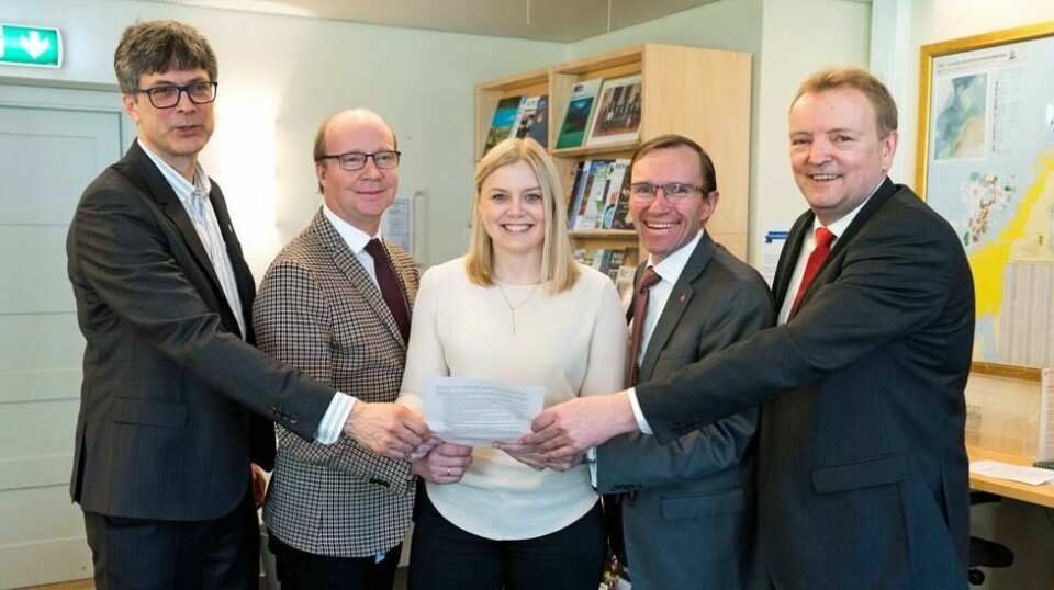 ACER-VEDTAKET: Et stort flertall på Stortinget, her representert ved Per Espen Stoknes (MDG), Kjetil Kjenseth (Venstre), Tina Bru (H), Espen Barth Eide (Ap) og Terje Halleland (Frp) signerte i 2018 sitt felles ståsted i ACER- og NorthConnectsakene. Nå er ACER på plass.