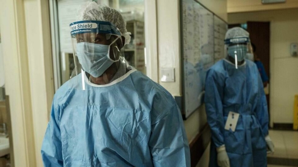 Lege Stephen Karanja ble innlagt på intensivavdelingen ved Mater sykehus i Nairobi 20. april, og mistet livet ni dager senere. Bildet viser to helsearbeidere som jobber med coronasyke i Nairobi.