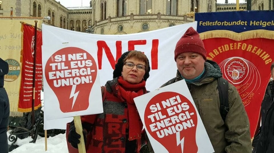 ACER-SØKSMÅL: Nei til EUs Kathrine Kleveland og Idar Helle under en demonstrasjon mot å ta EUs energilovverk inn i norsk lov. De fikk stortingsflertallet mot seg, og nå Oslo tingrett.