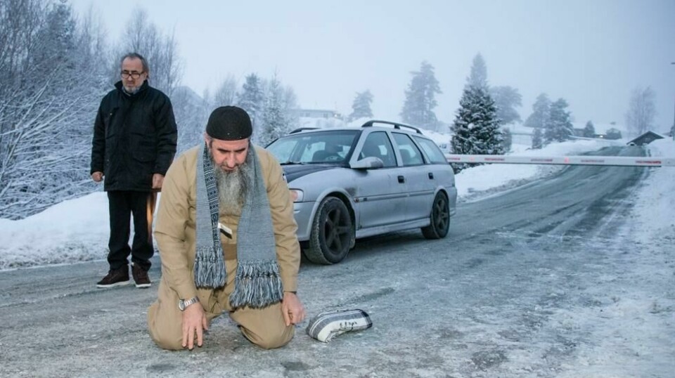 Mulla Krekar utenfor Kongsvinger fengsel i 2015. Han ble hentet av sin bror Khalid Faraj Ahmad.