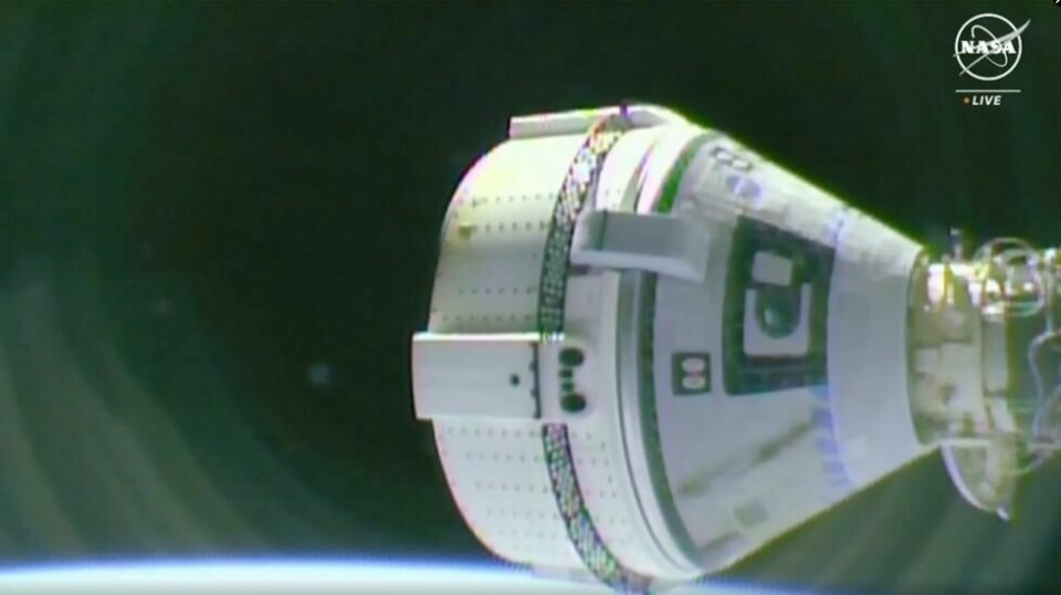 Boeings romkapsel Starliner i ferd med å koble seg på Den internasjonale romstasjonen (ISS) 6. juni. Nå er returen utsatt med minst en uke. Foto: Nasa / AP / NTB