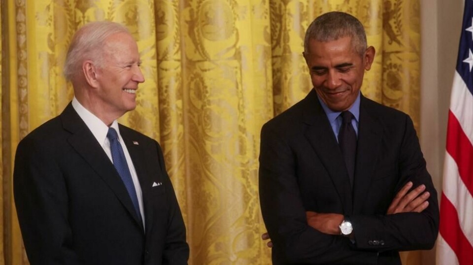 Ifølge den nye boken «War» er Joe Biden kritisk til tidligere president Barack Obamas håndtering av Russlands invasjon av Ukraina i 2014. Biden var selv visepresident på det tidspunktet. Her står de sammen under et arrangement i Det hvite hus i april 2022.