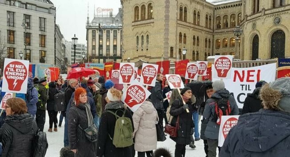 EUs ENERGIUNION: Protestene har vært sterke mot norsk tilslutning til EUs energiunion, inkludert deres energimarkedsbyrå ACER. Her fra en demonstrasjon foran Stortinget. EUs ENERGIUNION: Protestene har vært sterke mot norsk tilslutning til EUs energiunion, inkludert deres energimarkedsbyrå ACER. Her fra en demonstrasjon foran Stortinget. Foto: Thomas Vermes / ABC Nyheter