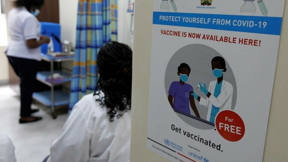 Bildet fra 5. mars viser helsearbeidere i Nairobi som venter på å få vaksine. Bildet fra 5. mars viser helsearbeidere i Nairobi som venter på å få vaksine. Foto: Monicah Mwangi / Reuters/NTB