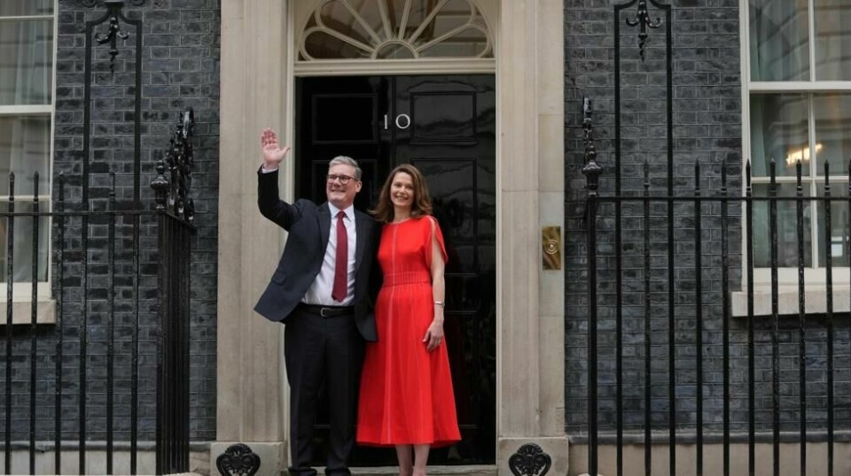Keir Starmer og kona Victoria kunne fredag flytte inn i Downing Street 10 etter Labours brakvalg. Nå venter mange og store utfordringer for britenes nye statsminister. Foto: AP / NTB