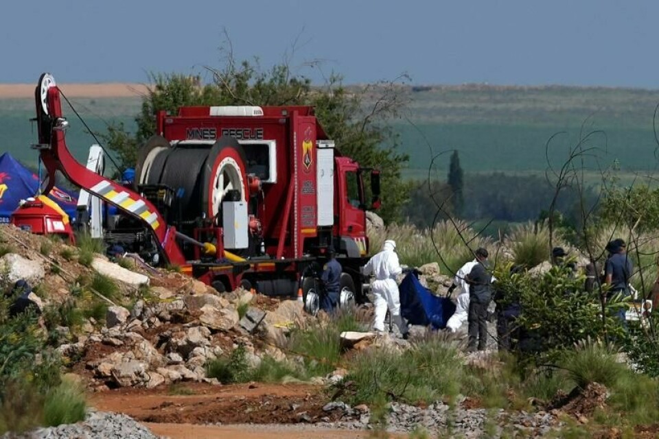 Det er hentet ut 78 lik fra den illegale gruva utenfor Johannesburg i Sør-Afrika, der flere hundre gruvearbeidere har sittet innesperret i flere måneder.