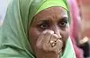 En kvinne gråter mens brannen raser i Grenfell Tower. Foto: Facundo Arrizabalaga / EPA