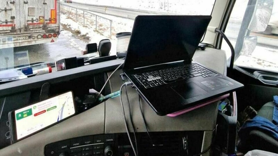 Dette synes møtte kontrollørene inne i vogntoget. En oppslått PC med film i gang.