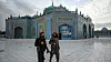 Talibankrigere går gjennom området til Hazrat-e-Ali, også kjent som Den Blå Moskeen, i Mazar-i-Sharif den 23. desember 2021. Foto: Mohd RASFAN / AFP