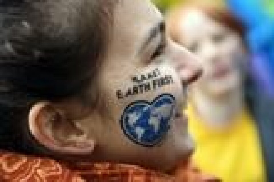 En kvinnelig demonstrant med slagordet «planeten først» på kinnet under en Greenpeace-demonstrasjon i Bonn i Vest-Tyskland, november 2017. NTB Scanpix/AFP. En kvinnelig demonstrant med slagordet «planeten først» på kinnet under en Greenpeace-demonstrasjon i Bonn i Vest-Tyskland, november 2017. NTB Scanpix/AFP.