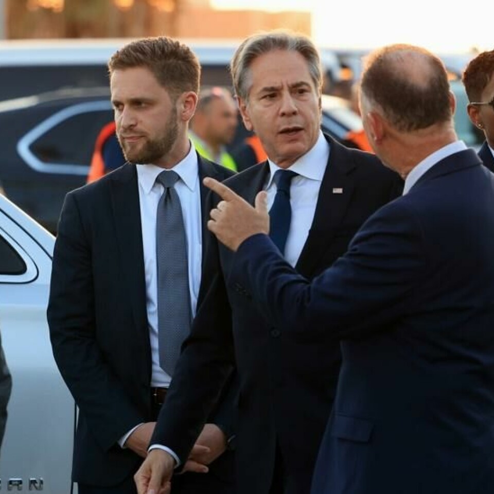 USAs utenriksminister Antony Blinken (i midten) da han ankom Tel Aviv i Israel søndag.