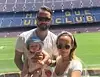 Hele familien på Camp Nou. Endré, Junette og lille Alva Sofia. Foto: Privat