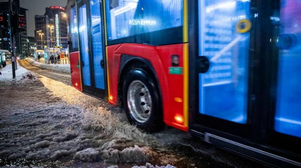 Væromslaget skaper generelt glatte og våte veier lokalt på Østlandet. Ruter i Oslo har måttet innstille og avlyse flere avganger de siste dagene.