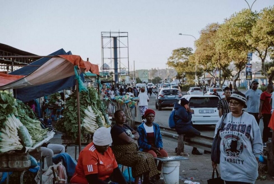 Soweto er et stort byområde utenfor Johannesburg og huser nesten to millioner innbyggere, ifølge Store norske leksikon. Det ble opprettet på 1930-tallet med tvangsflytting av svarte afrikanere fra andre deler av Johannesburg. Navnet er en forkortelse for South Western Townships. Soweto er et stort byområde utenfor Johannesburg og huser nesten to millioner innbyggere, ifølge Store norske leksikon. Det ble opprettet på 1930-tallet med tvangsflytting av svarte afrikanere fra andre deler av Johannesburg. Navnet er en forkortelse for South Western Townships. Foto: Philippus Lodewikus van Aswegen