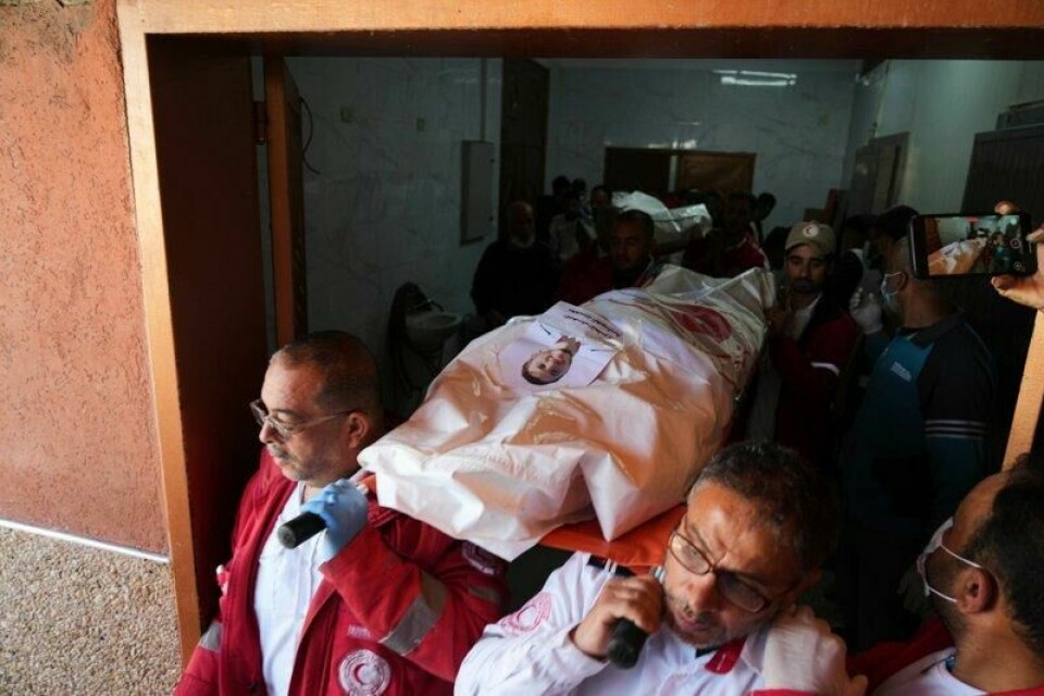 Bårer med de drepte hjelpearbeiderne blir transportert til sykehuset i Deir Al Balah sentralt på Gazastripen, over en uke etter at de ble drept av israelske soldater i Rafah.