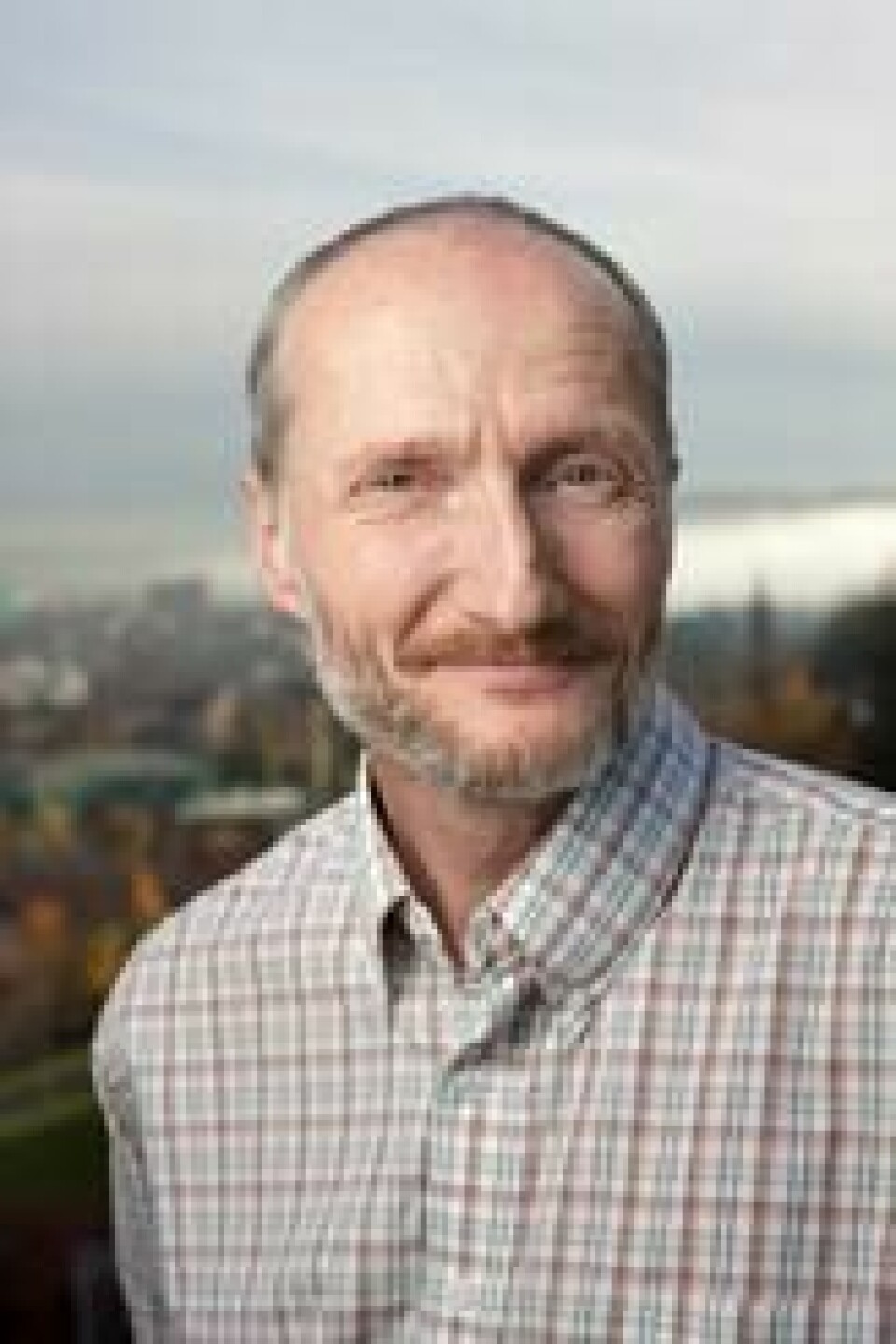 Johan Mattsson i Mycoteam pakker gjerne ut bagen på verandaen om han har overnattet hos venner som har skjeggkre. Foto: Mycoteam Johan Mattsson i Mycoteam pakker gjerne ut bagen på verandaen om han har overnattet hos venner som har skjeggkre. Foto: Mycoteam