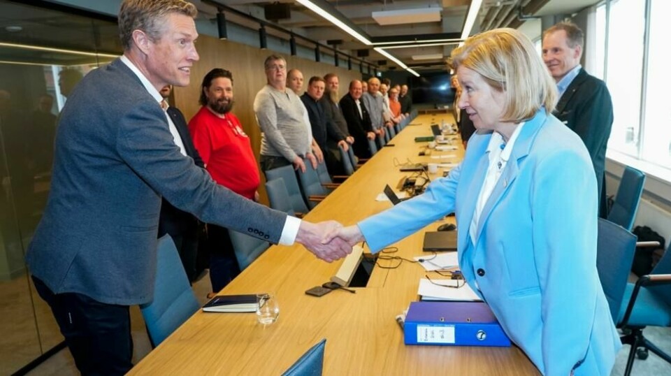 Det blir ingen streik for Fellesforbundets medlemmer i byggebransjen. Bildet er fra starten av meklingen, men også i dag kunne gi hverandre et håndtrykk da Christian Justnes i Fellesforbundet og Siri Bergh fra NHO Byggenæringen kom til en enighet.