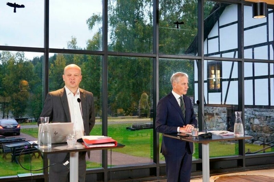 Daværende finansminister Trygve Slagsvold Vedum (Sp) og statsminister Jonas Gahr Støre (Ap) varslet at de ville innføre grunnrenteskatten på havbruk under en pressekonferanse på Blaafarveværket i 2022.