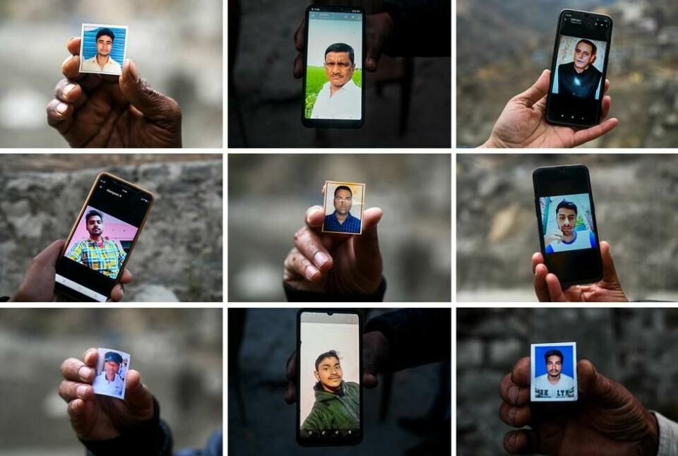 Innbyggere i landsbyen Raini viser bilder av familiemedlemmer de mistet i raset. Innbyggere i landsbyen Raini viser bilder av familiemedlemmer de mistet i raset. Foto: Sajjad Hussain / AFP/NTB