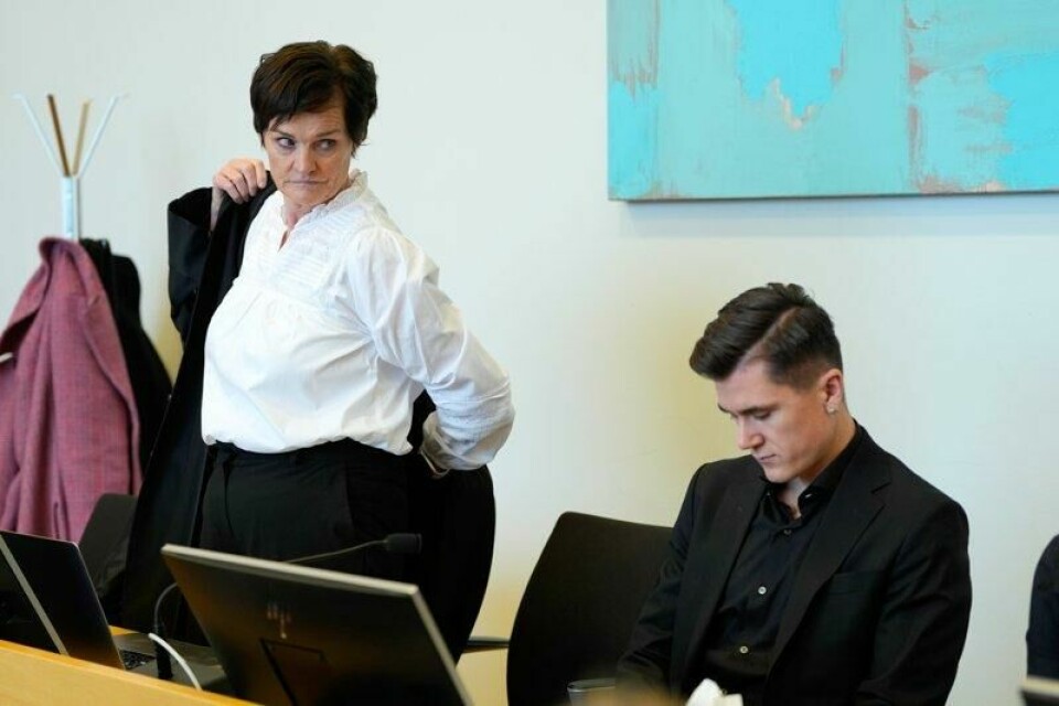 Jakob Ingebrigtsen sammen med bistandsadvokat Mette Yvonne Larsen i Sør-Rogaland tingrett tirsdag.