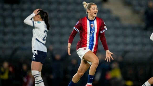 Celin Bizet scoret i begge de første kampene til Manchester United i World Sevens-turneringen i Portugal. Her feirer hun en scoring for landslaget.