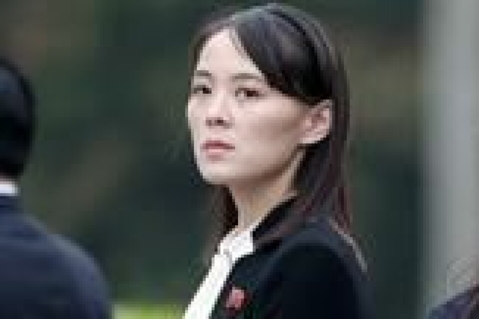 Mulig etterfølger? Kim Yo-jong under en kransnedleggelse ved Ho Chi Minh-mausoleet i Hanoi i Vietnam, mars 2019. NTB Scanpix/Reuters. Mulig etterfølger? Kim Yo-jong under en kransnedleggelse ved Ho Chi Minh-mausoleet i Hanoi i Vietnam, mars 2019. NTB Scanpix/Reuters.