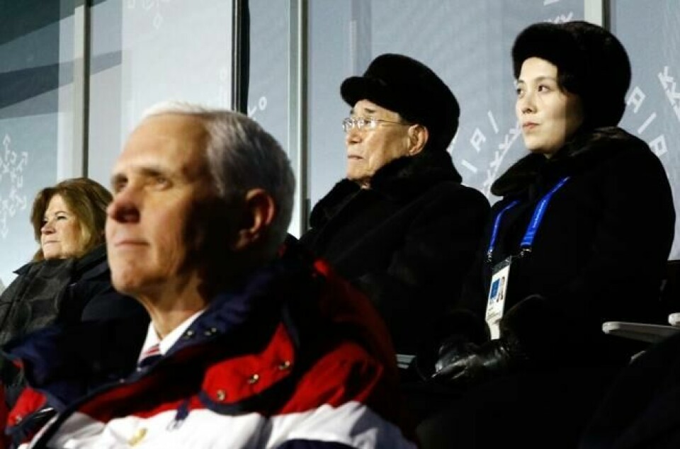 Kim Yo-jong (bak til høyre) satt rett bak USAs visepresident Mike Pence under åpningsseremonien ved Vinter-OL i Sør-Korea i 2018. NTB Scanpix/AFP. Kim Yo-jong (bak til høyre) satt rett bak USAs visepresident Mike Pence under åpningsseremonien ved Vinter-OL i Sør-Korea i 2018. NTB Scanpix/AFP.
