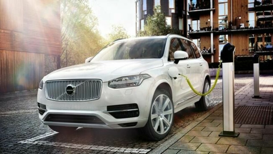Ja, den kan lades, men Broom-Benny mener Volvo XC90 T8 ladbar hybrid er en «tøysehybrid». Ja, den kan lades, men Broom-Benny mener Volvo XC90 T8 ladbar hybrid er en «tøysehybrid».