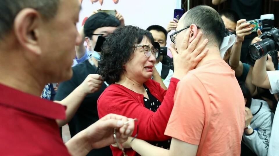 Mandag 18. mai kunne Li Jingzhi endelig få tilbake sønnen Mao Yin som ble stjålet fra henne da han var 2 år gammel for 32 år siden. Foto: STR / AFP / China OUT