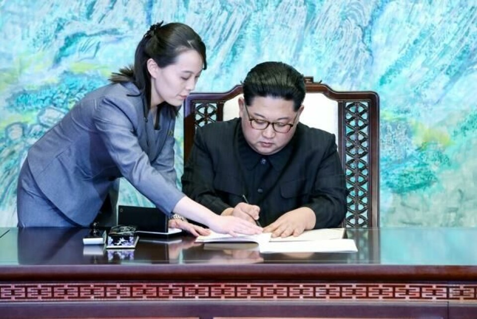 Søster Kim Yo-jong bistår den nordkoreanske lederen Kim Jong-un under en signeringsseremoni i våpenhvile-landsbyen Panmunjom i den demilitariserte sonen mellom Sør- og Nord-Korea i april 2018. NTB Scanpix/Reuters. Søster Kim Yo-jong bistår den nordkoreanske lederen Kim Jong-un under en signeringsseremoni i våpenhvile-landsbyen Panmunjom i den demilitariserte sonen mellom Sør- og Nord-Korea i april 2018. NTB Scanpix/Reuters.