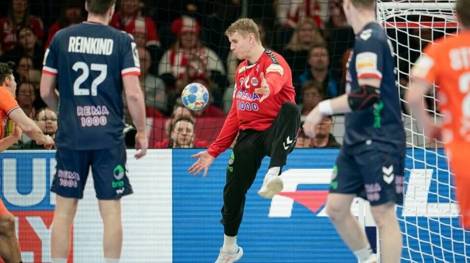 Norges keeper Kristian Sæverås med en redning i EM-kampen i håndball mot Nederland fredag. Foto: Stian Lysberg Solum / NTB
