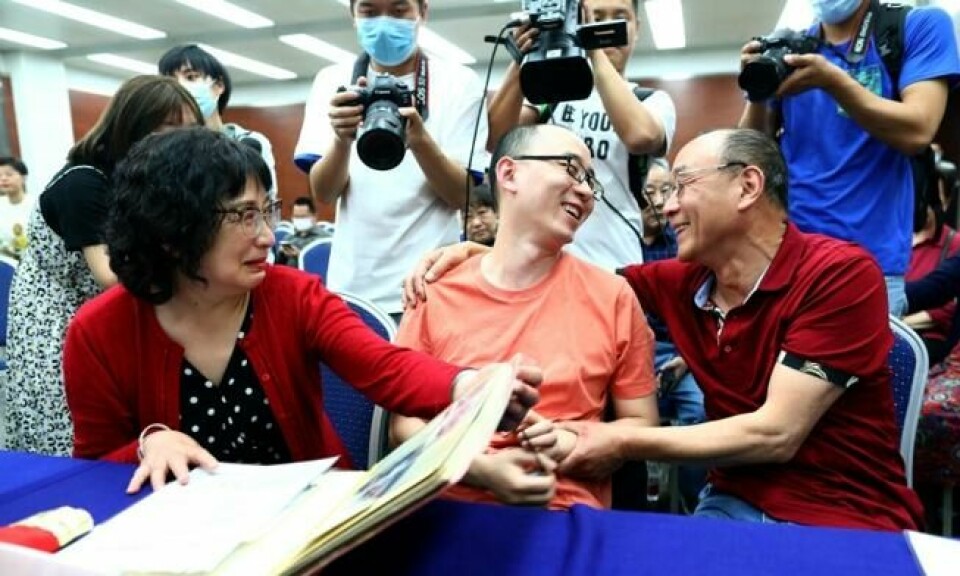 Det var glede og tårer da Li Jingzhi (t.v.) og Mao Zhenping (t.h.) endelig kunne få igjen sønnen Mao Yin (midten) etter 32 lange og vonde år. Foto: STR / AFP / China OUT Det var glede og tårer da Li Jingzhi (t.v.) og Mao Zhenping (t.h.) endelig kunne få igjen sønnen Mao Yin (midten) etter 32 lange og vonde år. Foto: STR / AFP / China OUT