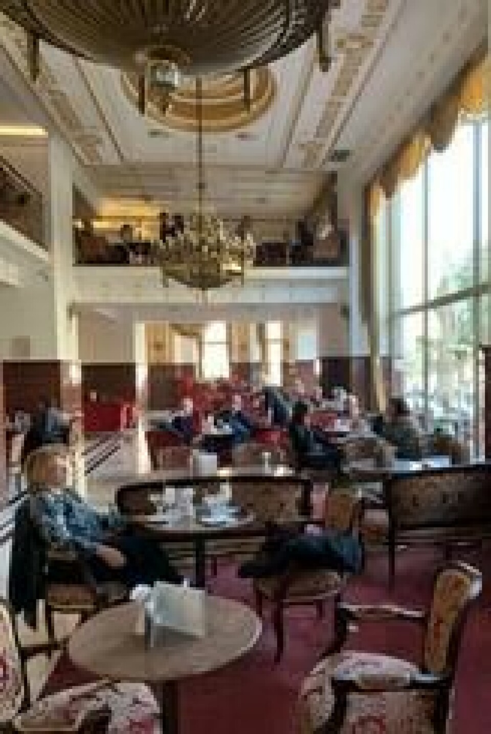 Cafeen i Hotell Moskva, en art deco-perle i sentrum av Beograd. (970 kroner per natt). Foto: Ole Peder Giæver/ABC Nyheter. Cafeen i Hotell Moskva, en art deco-perle i sentrum av Beograd. (970 kroner per natt). Foto: Ole Peder Giæver/ABC Nyheter.