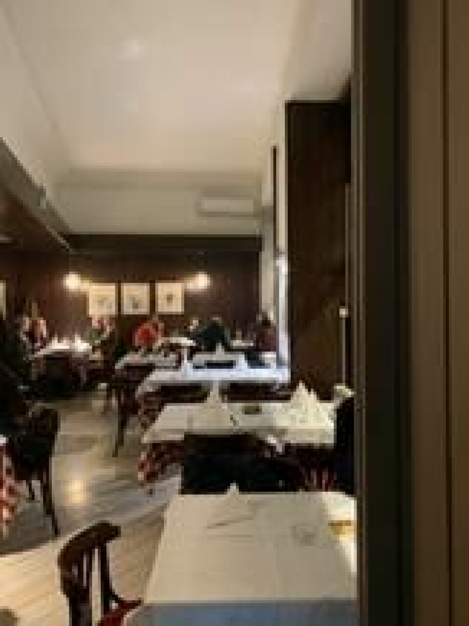 – Restoran Prolece er en av få gjenværende restauranter fra det kommunistiske Jugoslavia. Ettersom Beograd gjennomgår en modernisering forsvinner alle disse restaurantene til fordel for fancy konsepter. Bra mat og fine priser. Litt som Oslos Schrøder, sier Beograd-fan Tony Schultz. Foto: Ole Peder Giæver/ABC Nyheter. – Restoran Prolece er en av få gjenværende restauranter fra det kommunistiske Jugoslavia. Ettersom Beograd gjennomgår en modernisering forsvinner alle disse restaurantene til fordel for fancy konsepter. Bra mat og fine priser. Litt som Oslos Schrøder, sier Beograd-fan Tony Schultz. Foto: Ole Peder Giæver/ABC Nyheter.