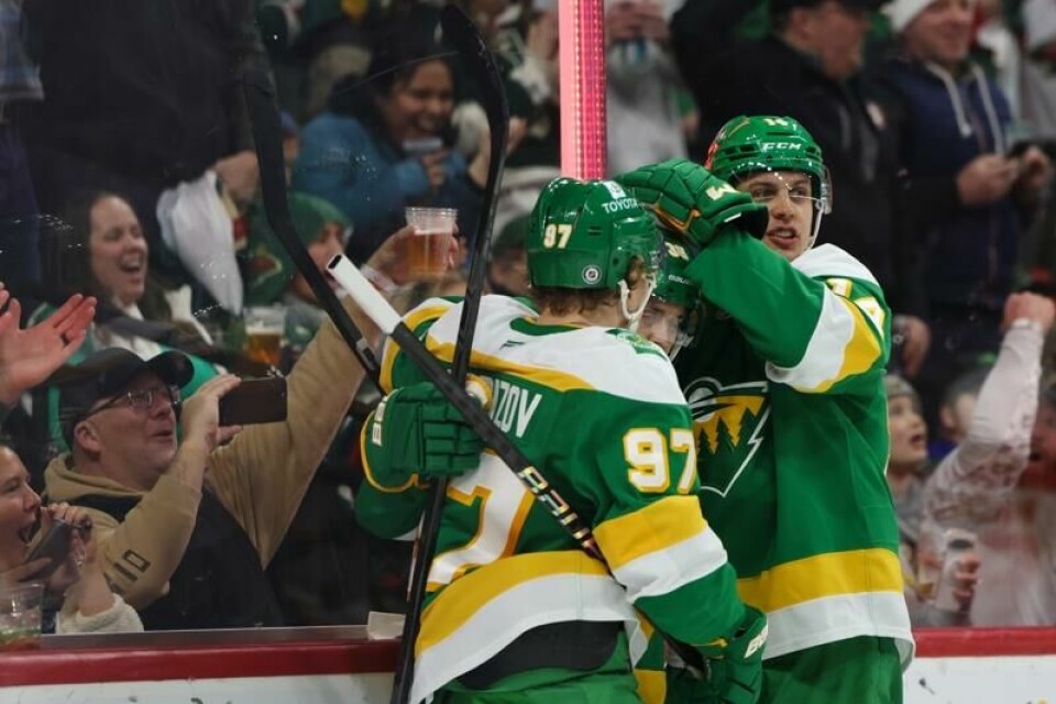 Minnesota Wilds venstreving Kirill Kaprizov (97), høyreving Mats Zuccarello, i midten, og senter Joel Eriksson Ek feirer Eks første mål i første periode av kampen mot Calgary Flames lørdag.