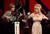 Både Dolly Parton (høyre) og Alison Krauss (venstre) har holdt mange konserter på Grand Ole Opry i Nashville. Foto: Mark Humphrey / AP Photo